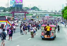 Commuters scramble for a ride at the southbound lane of Commonwealth Avenue in Quezon City on Monday, the 1st work day in Metro Manila after the imposition of a "community quarantine" that will last until April 14. Thousands of workers are expected to cross the border of the region as authorities moved to halt the spread of coronavirus disease 2019. ABS-CBN NEWS
