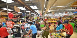 PANIC BUYING. On the eve of a month-long lockdown of Iloilo City that starts today, people troop to grocery stores such as this one to buy provisions. The lockdown aims to limit or even stop the transmission of the corovirus disease 2019. IAN PAUL CORDERO/PN