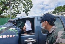 QUARANTINE CHECK. Police officers check a motorist’s credentials at a quarantine control point in Barangay Ungka, Jaro, Iloilo City. The metro is under an enhanced community quarantine to contain the spread of the coronavirus disease 2019. IAN PAUL CORDERO/PN