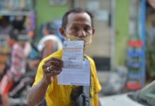 WHERE IS YOUR QUARANTINE PASS? TICKET TO GO OUT. A councilman of Barangay San Nicolas in Iloilo City’s La Paz district is doing house visits to distribute quarantine passes (one pass for each household). Without the pass no one in the village would be allowed to leave. The city is under an enhanced community quarantine to stop the coronavirus disease 2019 from spreading. IAN PAUL CORDERO/PN