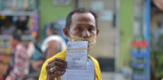 TICKET TO GO OUT. A councilman of Barangay San Nicolas in Iloilo City’s La Paz district is doing house visits to distribute quarantine passes (one pass for each household). Without the pass no one in the village would be allowed to leave. The city is under an enhanced community quarantine to stop the coronavirus disease 2019 from spreading. IAN PAUL CORDERO/PN