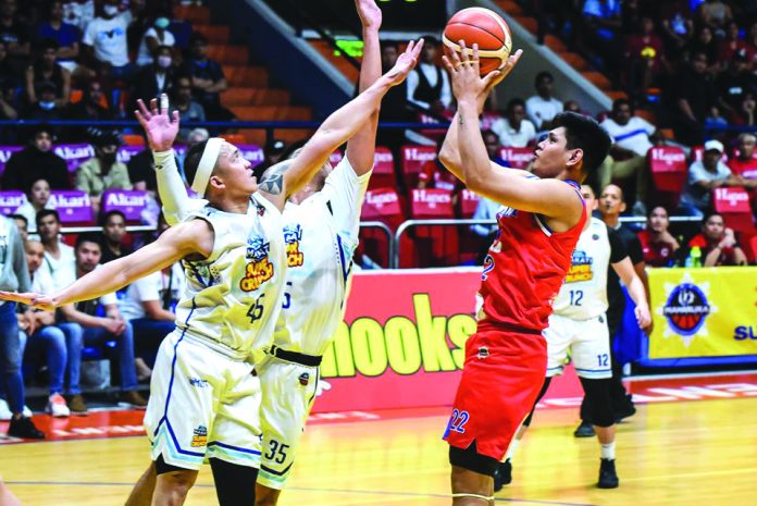 San Juan Knights’ Jhonard Clarito San Juan Knights’ Jhonard Clarito scores against two Makati-Super Crunch defenders. MPBL