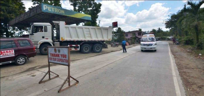 The municipality of Calinog, Iloilo has closed its border with Lambunao town following the confirmation that a resident of Lambunao tested positive for the coronavirus disease 2019. The municipality, and the whole province of Iloilo for that matter, is under an enhanced community quarantine to stop the spread of the disease. IAN PAUL CORDERO/PN