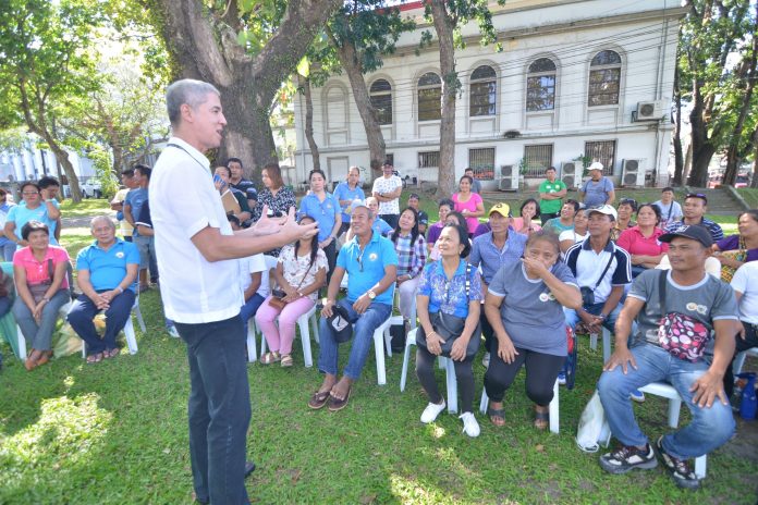 Governor Eugenio Jose Lacson speaks with the farmers and fisherfolk associations beneficiaries during a ceremony that was held at the provincial capitol grounds. More than P2 million worth of projects were turned over to them by the provincial government. PROVINCIAL GOVERNMENT OF NEGROS OCCIDENTAL