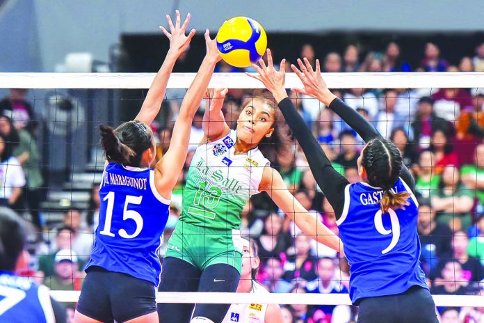 Ilongga Aduke Ogunsanya of the De La Salle University Lady Spikers Ilongga Aduke Ogunsanya of the De La Salle University Lady Spikers attempts to score past two Ateneo defenders. UAAP