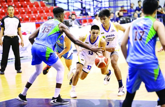 Seaoil-FEU Extreme Racers’ L-Jay Gonzales threads through the defense of Family Mart-Enderun Titans. Seaoil-FEU Extreme Racers’ L-Jay Gonzales threads through the defense of Family Mart-Enderun Titans. PBA