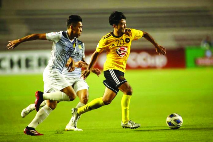Kaya-Iloilo, Ceres-Negros Kaya-Iloilo’s Daizo Horikoshi tries to get rid of defenders while controlling the ball. AFC