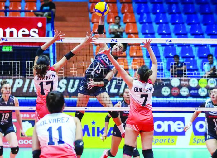 Chery Tiggo Crossovers’ Elaine Kasilag scores against two PLDT Home Fibr Power Hitters defenders. PSL