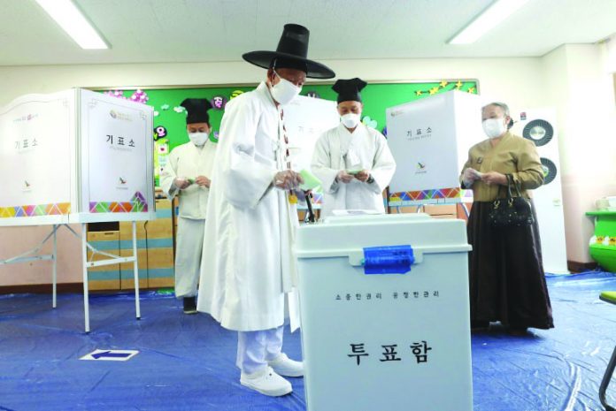 A South Korean in traditional dress casts his ballot A South Korean in traditional dress casts his ballot. AFP