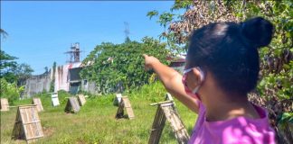 A resident of Zone 2B, Barangay Balabago, Jaro, Iloilo City points to the chimney of a crematorium. She and other village residents say the smell of the smoke from the crematorium has become unbearable. IAN PAUL CORDERO/PN