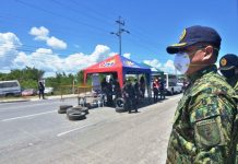 ‘DON’T LEAVE YOUR HOUSES’ | Iloilo City records 1st local COVID transmission CHECKING THE CHECKPOINT. Iloilo City police director Police Colonel Eric Dampal checks a quarantine control point in Barangay Balabago, Jaro, Iloilo City. The metro is on an enhanced community quarantine to stop the spread of the coronavirus disease. IAN PAUL CORDERO/PN
