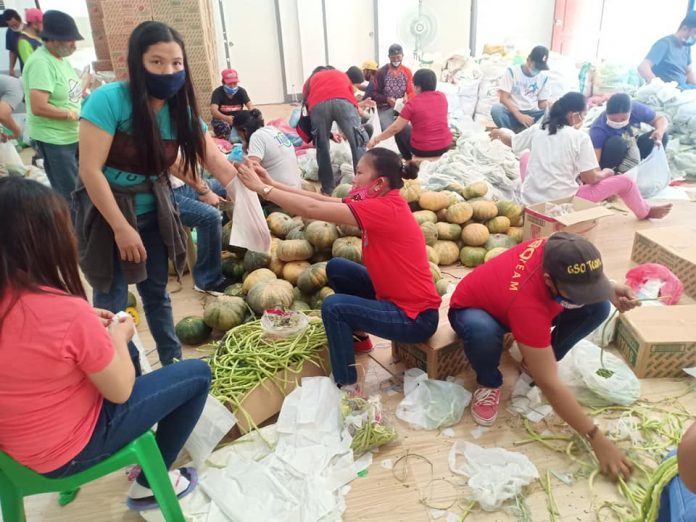 Personnel of the local government unit of Sara, Iloilo Personnel of the local government unit of Sara, Iloilo and volunteers prepare food packs to be distributed to the town’s residents on April 1. Beneficiaries will receive vegetables aside from the usual food packs. SARA GUGMA KO