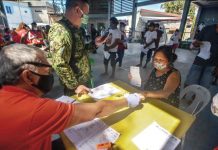 Residents of Barangay Punong, Lapuz, Iloilo City receive their cash grants of P6,000 under the government’s Social Amelioration Program for economically displaced individuals due to the coronavirus disease pandemic. IAN PAUL CORDERO/PN