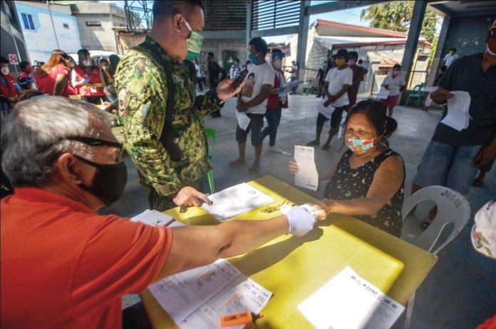 SAP Residents of Barangay Punong, Lapuz, Iloilo City receive their cash grants of P6,000 under the government’s Social Amelioration Program for economically displaced individuals due to the coronavirus disease pandemic. IAN PAUL CORDERO/PN