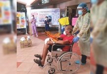 Aklan guv mulls modified ECQ Medical frontliners of the Dr. Rafael S. Tumbukon Memorial Hospital (DRSTMH) in Kalibo, Aklan congratulate the 81-year-old coronavirus disease 2019 survivor who got discharged on April 22. He was sent to his residence in Libacao, Aklan for a 14-day mandatory quarantine. JUN AGUIRRE/PN