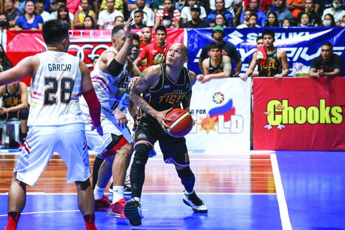 Negrense Mark Yee (black) of the Davao Occidental-Cocolife Tigers looks to score on the paint during a Maharlika Pilipinas Basketball League (MPBL) match. Negrense Mark Yee (black) of the Davao Occidental-Cocolife Tigers looks to score on the paint during a Maharlika Pilipinas Basketball League (MPBL) match. Despite suffering from a knee injury, Yee looks forward to suiting up for his team in MPBL Lakan Cup’s do-or-die Division Finals against Basilan-Jumbo Plastic Steel. Negrense Mark Yee (black) of the Davao Occidental-Cocolife Tigers looks to score on the paint during a Maharlika Pilipinas Basketball League (MPBL) match. Despite suffering from a knee injury, Yee looks forward to suiting up for his team in MPBL Lakan Cup’s do-or-die Division Finals against Basilan-Jumbo Plastic Steel. Negrense Mark Yee (black) of the Davao Occidental-Cocolife Tigers looks to score on the paint during a Maharlika Pilipinas Basketball League (MPBL) match. Despite suffering from a knee injury, Yee looks forward to suiting up for his team in MPBL Lakan Cup’s do-or-die Division Finals against Basilan-Jumbo Plastic Steel. ABS-CBN SPORTS