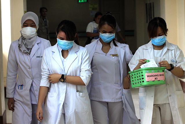 Aside from the special risk allowance, the law also provides around P100,000 worth of cash aid to public and private health workers who may contract “severe” COVID-19 infection while in the line of duty, while P1 million will be given to those who will die while fighting the coronavirus. GMA