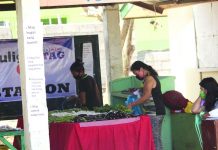 Residents from Barangay Old Sagay, Sagay City, Negros Occidental affected by the enhanced community quarantine brought by coronavirus disease 2019 avail free food products from the mobile Bulig-HaTAG station at Sagay National High School. Bulig-HaTAG was organized by a group of public teachers in the city. BULIG-HATAG STATION