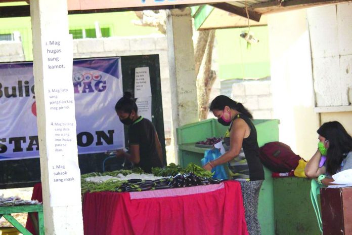 Bulig-HaTAG Residents from Barangay Old Sagay, Sagay City, Negros Occidental affected by the enhanced community quarantine brought by coronavirus disease 2019 avail free food products from the mobile Bulig-HaTAG station at Sagay National High School. Bulig-HaTAG was organized by a group of public teachers in the city. BULIG-HATAG STATION