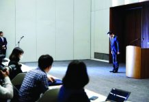 Samsung heir apologizes over corruption scandal
