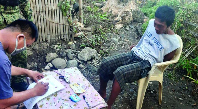 An antidrug operative conducts inventory of the suspected shabu seized from Jeffery Surmieda (right) in a buy-bust operation in Barangay Balabag, Pavia, Iloilo Tuesday afternoon.