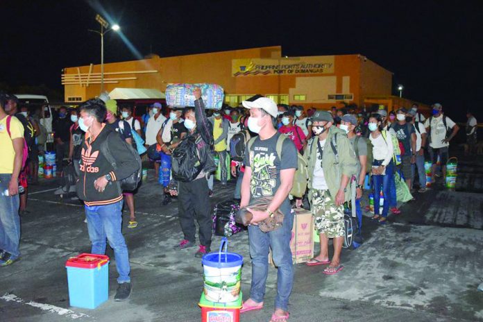 Over-1K-Antique-sugar-migrants-stranded-in-NegOcc-return-home
