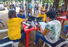 Residents of Iloilo City’s Jaro district gather at Jaro Plaza to receive P6,000 cash assistance each from the national government’s Social Amelioration Program. Are they observing social distancing to prevent the spread of coronavirus disease? A door-to-door payout is safer, according to the Department of Social Welfare and Development. IAN PAUL CORDERO/PN