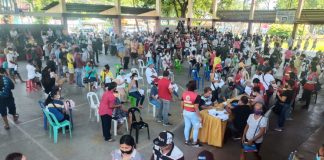 Beneficiaries of the national government’s Social Amelioration Program (SAP) cash assistance gather at the covered gym of La Paz district in Iloilo City to get their money. Observing social distancing in this setting is very difficult. Today, May 7, 2020, is the last day of the one-week extension given to local government units to finish distributing the cash assistance. IAN PAUL CORDERO/PN