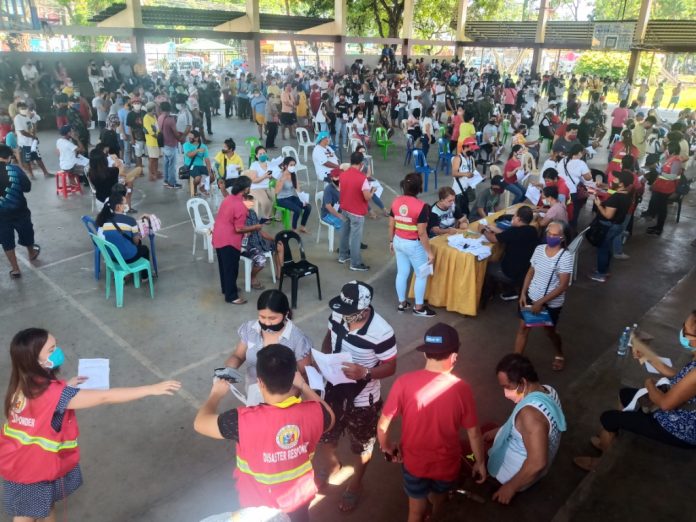 Beneficiaries of the national government’s Social Amelioration Program (SAP) cash assistance gather at the covered gym of La Paz district in Iloilo City to get their money. Observing social distancing in this setting is very difficult. Today, May 7, 2020, is the last day of the one-week extension given to local government units to finish distributing the cash assistance. IAN PAUL CORDERO/PN