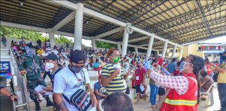 Over 200 beneficiaries of the national government’s Social Amelioration Program in Barangay Timawa 2, Iloilo City gather at the Iloilo City Freedom Grandstand on April 28, 2020 to receive their cash assistance of P6,000 each. IAN PAUL CORDERO/PN