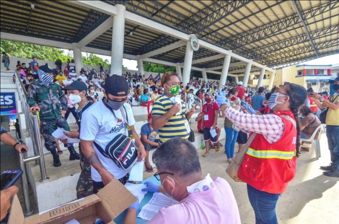 SAP extension Over 200 beneficiaries of the national government’s Social Amelioration Program in Barangay Timawa 2, Iloilo City gather at the Iloilo City Freedom Grandstand on April 28, 2020 to receive their cash assistance of P6,000 each. IAN PAUL CORDERO/PN