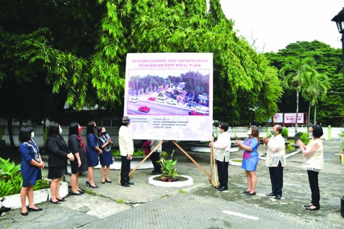Mayor Evelio Leonardia and Councilor Archie Baribar lead the unveiling of the design perspective for the P9.45-million rehabilitation and improvement of Bacolod City's Rizal Park Mayor Evelio Leonardia (4th from right) and Councilor Archie Baribar (6th from left) lead the unveiling of the design perspective for the P9.45-million rehabilitation and improvement of Bacolod City’s Rizal Park. The activity was part of the rites commemorating the 159th birthday of national hero Dr. Jose P. Rizal hosted by the Rizal Elementary School on June 19. BACOLOD CITY PIO