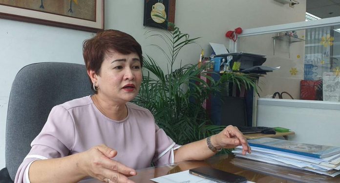 “Public health and the economy are interlinked. If cases of coronavirus disease 2019 continue to rise, people will lose confidence in the economy. There would be fewer investments,” says Dr. Maria Socorro Colmenares-Quiñon of the Provincial Health Office. IME SORNITO/PN