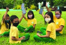 E-LEARNING. Junior High School learners of the Gama Integrated School in Calinog, Iloilo with their mobile phones during the turnover ceremony on June 26, 2020. The donation was made possible through EduKonek, a citizen-led initiative in support of the blended and online learning amid the coronavirus disease pandemic. KEITH CENSORO