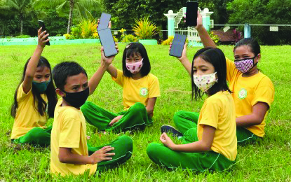 E-LEARNING. Junior High School learners of the Gama Integrated School in Calinog, Iloilo with their mobile phones during the turnover ceremony on June 26, 2020. The donation was made possible through EduKonek, a citizen-led initiative in support of the blended and online learning amid the coronavirus disease pandemic. KEITH CENSORO
