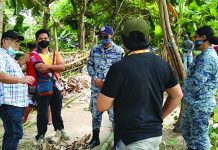 Gov. Samuel Gumarin of Guimaras discuss with local authorities during their inspection of oil spill-damaged barangays in Buenavista town on July 8. He said the provincial government is looking for ways to assist fisherfolks and families affected by the incident. PROVINCE OF GUIAMARAS