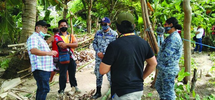 Gov. Samuel Gumarin of Guimaras discuss with local authorities during their inspection of oil spill-damaged barangays in Buenavista town on July 8. He said the provincial government is looking for ways to assist fisherfolks and families affected by the incident. PROVINCE OF GUIAMARAS