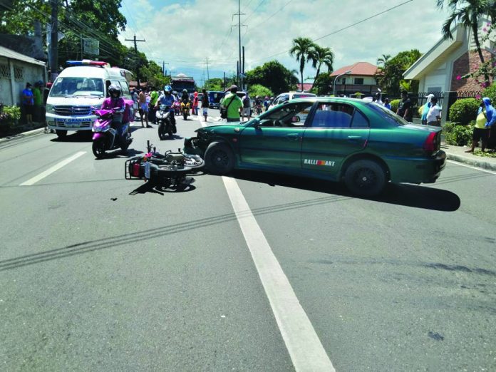 Motorist pass by the area in Barangay Estefania, Bacolod City where James Cloud Nieze died after his driven motorcycle crashed against a sedan on July 7. Motorist pass by the area in Barangay Estefania, Bacolod City where James Cloud Nieze died after his driven motorcycle crashed against a sedan on July 7. POLICE STATION 4/ BCPO