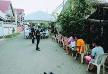 Bo. Obrero ‘surgical’ quarantine expanded: 200 houses on COVID-19 lockdown Residents queue to get tested for coronavirus disease 2019 at an extraction point in Zone 2, Barangay Bo. Obrero, Lapuz, Iloilo City on July 27. Five residents there were found infected with the viral illness. IAN PAUL CORDERO/PN