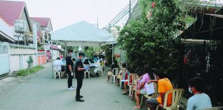 Residents queue to get tested for coronavirus disease 2019 at an extraction point in Zone 2, Barangay Bo. Obrero, Lapuz, Iloilo City on July 27. Five residents there were found infected with the viral illness. IAN PAUL CORDERO/PN