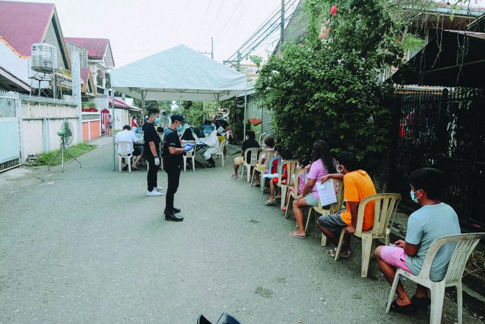 Residents queue to get tested for coronavirus disease 2019 at an extraction point in bo obrero Residents queue to get tested for coronavirus disease 2019 at an extraction point in Zone 2, Barangay Bo. Obrero, Lapuz, Iloilo City on July 27. Five residents there were found infected with the viral illness. IAN PAUL CORDERO/PN