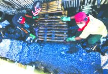 These residents of Barangay Bo. Obrero, Lapuz, Iloilo City help in the cleanup operation of the oil spill from Power Barge 102. Prolonged exposure the spilled bunker oil may bring adverse health effects, the Department of Health warns. IAN PAUL CORDERO/PN
