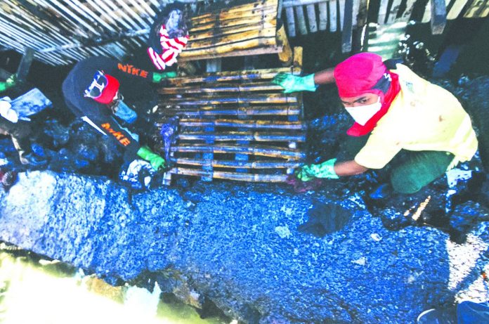These residents of Barangay Bo. Obrero, Lapuz, Iloilo City help in the cleanup operation of the oil spill from Power Barge 102. These residents of Barangay Bo. Obrero, Lapuz, Iloilo City help in the cleanup operation of the oil spill from Power Barge 102. Prolonged exposure the spilled bunker oil may bring adverse health effects, the Department of Health warns. IAN PAUL CORDERO/PN