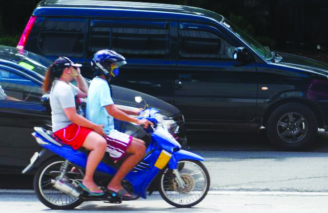 This July 9, 2020 file photo shows a back riding couple This July 9, 2020 file photo shows a back riding couple. The government’s task force on the coronavirus disease earlier allowed pillion rides for couples as long as there are protective barriers installed on the motorcycle. PNA/ROBERT OSWALD ALFILER