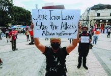PRO-6: SONA protests end peacefully ‘SONAGKAISA’ Wearing face mask, this protester calls for the junking of the anti-terror law during a rally dubbed “SONAgkaisa” at Sunburst Park in Iloilo City on Monday. The Police Regional Office 6 says no arrest was made as protest organizers agreed to enforce physical distancing and other health protocols. Authorities discourage mass gatherings due to the threat of coronavirus transmission. IAN PAUL CORDERO/PN