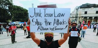 ‘SONAGKAISA’ Wearing face mask, this protester calls for the junking of the anti-terror law during a rally dubbed “SONAgkaisa” at Sunburst Park in Iloilo City on Monday. The Police Regional Office 6 says no arrest was made as protest organizers agreed to enforce physical distancing and other health protocols. Authorities discourage mass gatherings due to the threat of coronavirus transmission. IAN PAUL CORDERO/PN