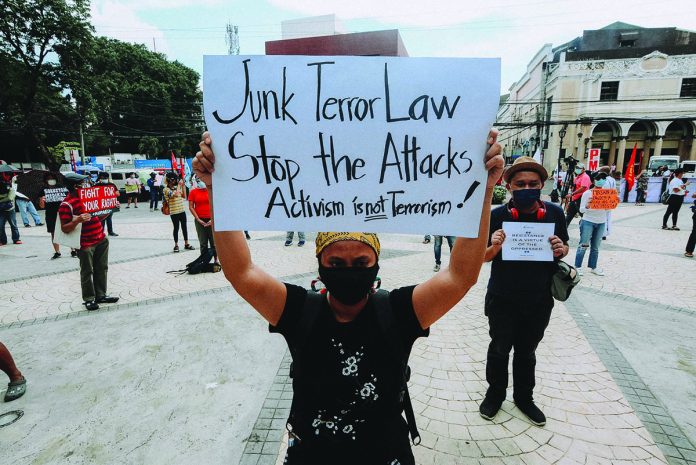 Wearing face mask, this protester calls for the junking of the anti-terror law during a rally dubbed SONAgkaisa ‘SONAGKAISA’ Wearing face mask, this protester calls for the junking of the anti-terror law during a rally dubbed “SONAgkaisa” at Sunburst Park in Iloilo City on Monday. The Police Regional Office 6 says no arrest was made as protest organizers agreed to enforce physical distancing and other health protocols. Authorities discourage mass gatherings due to the threat of coronavirus transmission. IAN PAUL CORDERO/PN