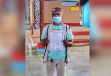 An agrarian reform beneficiary shows the certificate of land ownership award he received during a ceremony facilitated by the Department of Agrarian Reform in Barangay Dian-ay, Escalante City, Negros Occidental. MASALIGAN BATTALION
