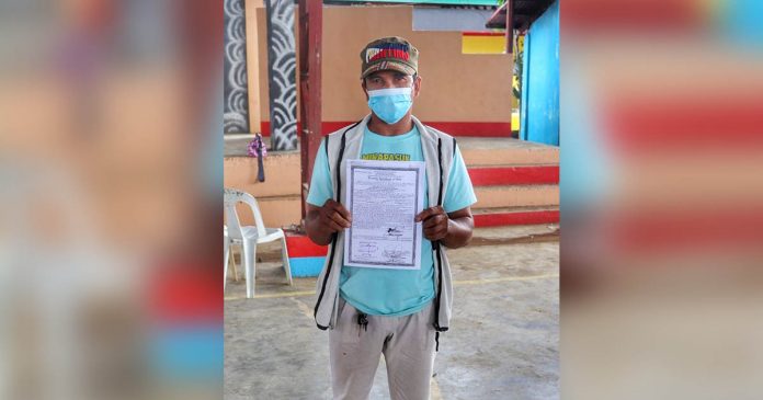 An agrarian reform beneficiary shows the certificate of land ownership award he received during a ceremony An agrarian reform beneficiary shows the certificate of land ownership award he received during a ceremony facilitated by the Department of Agrarian Reform in Barangay Dian-ay, Escalante City, Negros Occidental. MASALIGAN BATTALION