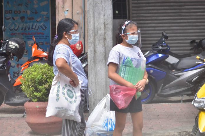 Aside from face masks, these women wear face shields while waiting for a jeepney ride in Iloilo City’s downtown area. Aside from face masks, these women wear face shields while waiting for a jeepney ride in Iloilo City’s downtown area. Starting today, passengers of any mode of public transportation are required to wear face shield for protection against coronavirus disease 2019. IAN PAUL CORDERO/PN